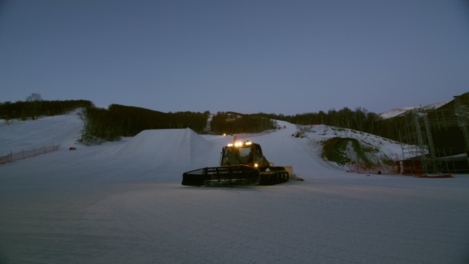 清晨在崇礼云顶滑雪场铲雪的压雪车