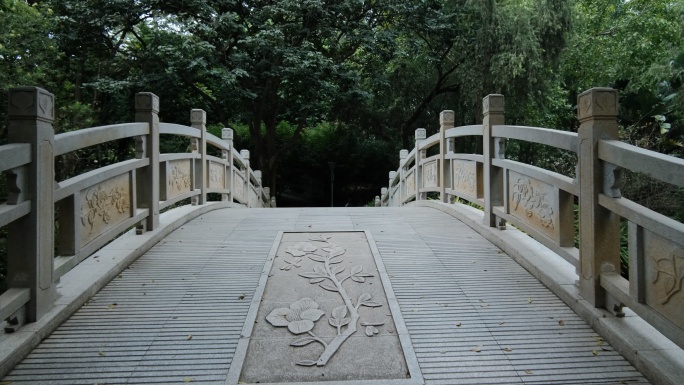 公园的中式拱桥