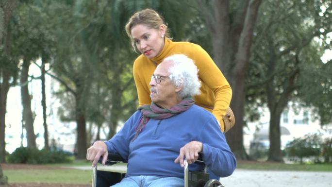坐轮椅的老人休息慢慢走照顾视频素材