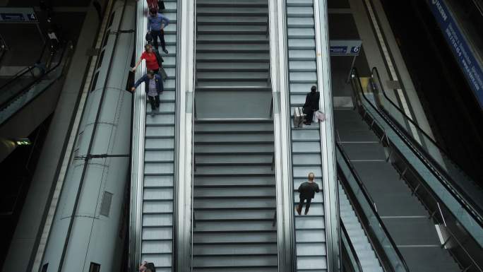 火车站使用自动扶梯的人群