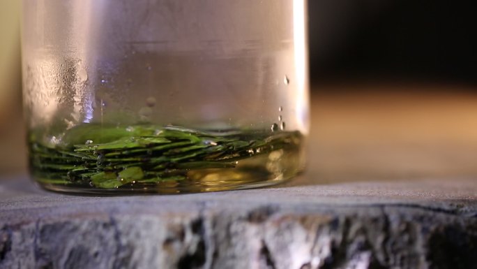 玻璃杯泡绿茶特写素材
