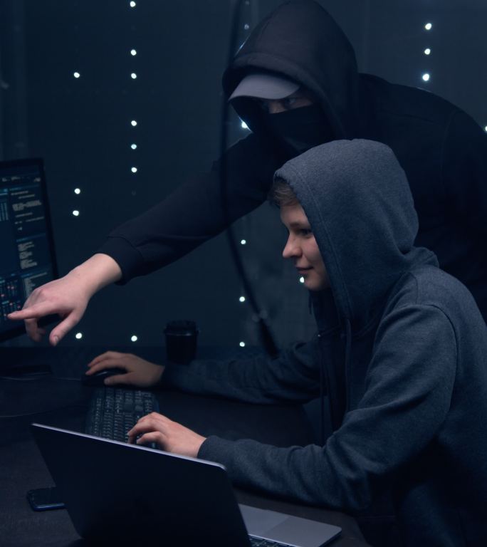 一群黑客正在进行他们的秘密项目。