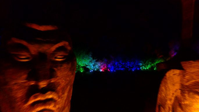 海拉尔 夜景 巨人雕像
