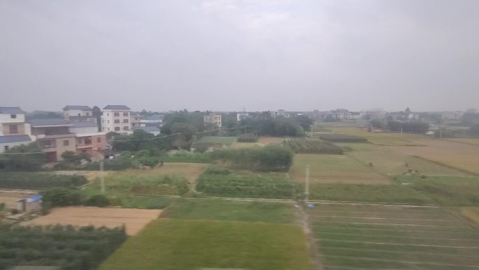 高铁动车窗外铁路沿途风景秋天广西山水田野