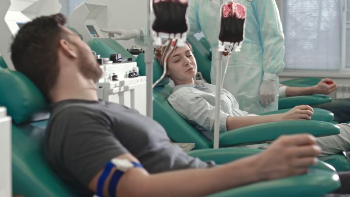 一对年轻夫妇一起献血