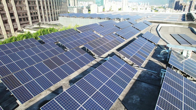 航拍屋顶太阳能电池板