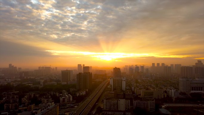 城市天际线日出金色朝霞云隙光大范围延时