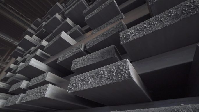 重工业炼钢工人钢材铁块原材料实拍高清特写