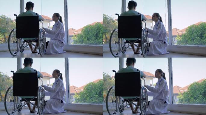 医生推着轮椅，病人来到玻璃房的边缘