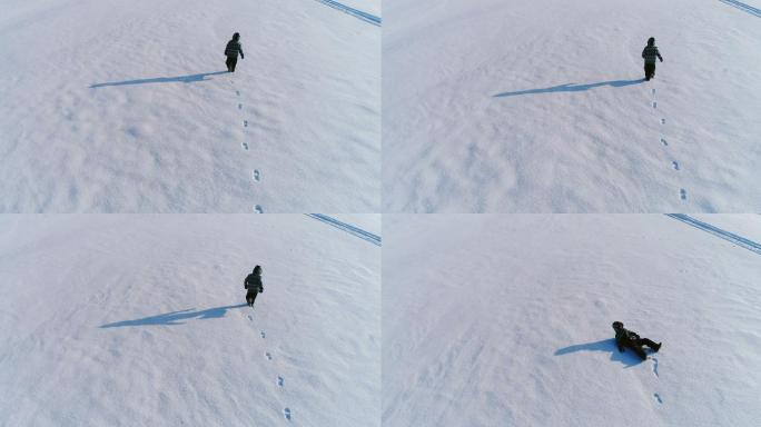 在雪地里奔跑的小男孩