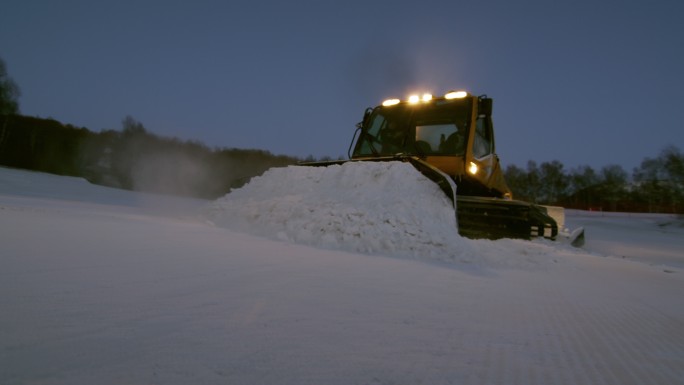 清晨在崇礼云顶滑雪场铲雪的压雪车