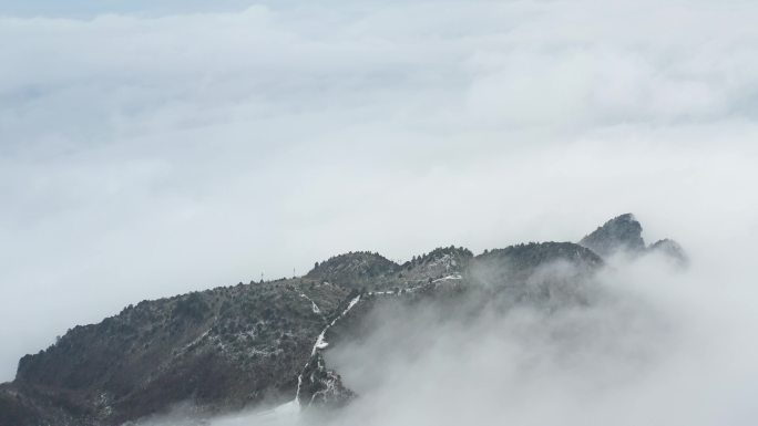 山顶下雪