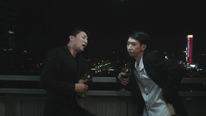 两个男人在阳台喝红酒聊天