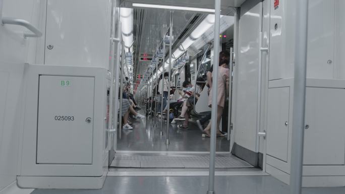 上海地铁行进中下车车厢内镜头