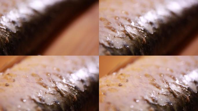 菜刀刮去鱼皮表面污渍 (1)