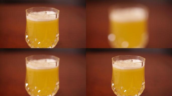 玻璃杯里倒果汁 (5)