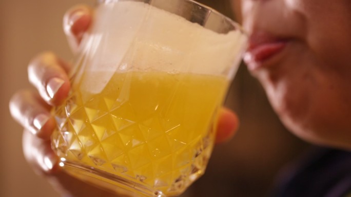 玻璃杯里倒果汁 (6)