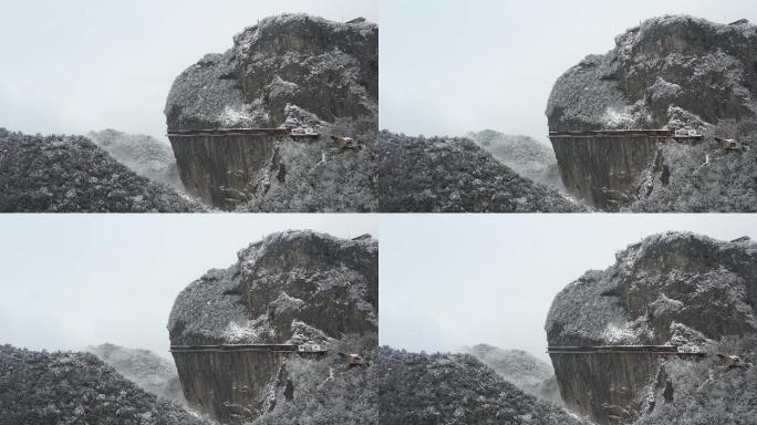 山顶雪景