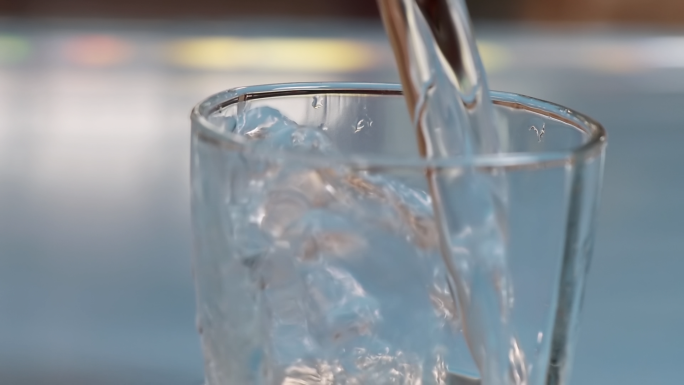慢镜头倒水纯净水水资源视频素材