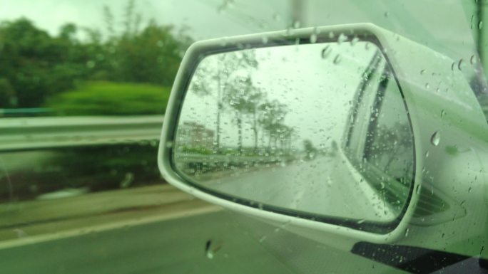 雨天开车汽车后视镜