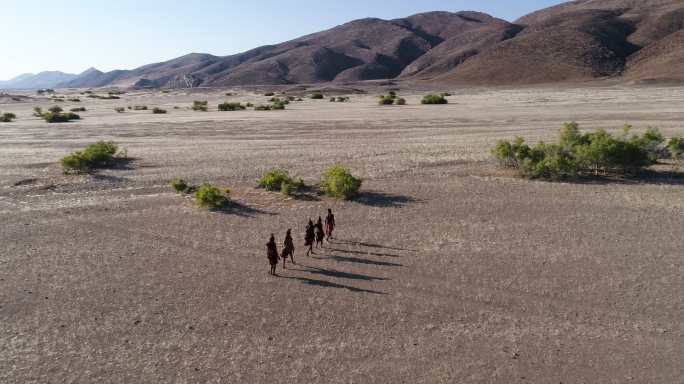 在纳米比亚的纳米布沙漠中行走的人们