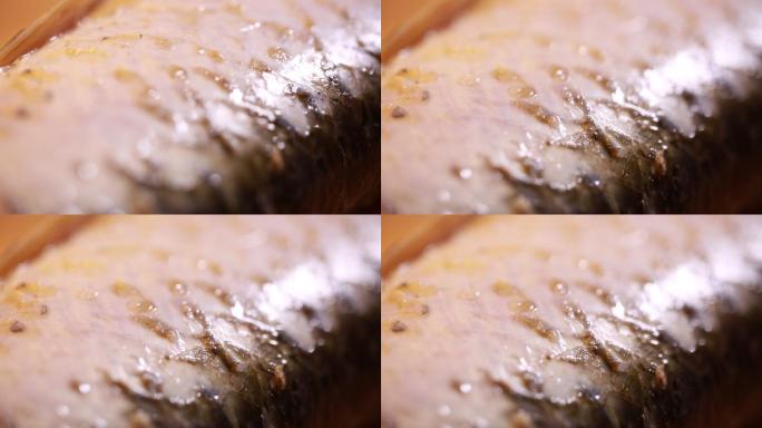 菜刀刮去鱼皮表面污渍 (10)