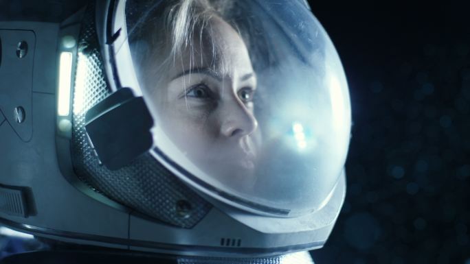在太空中戴着头盔的女宇航员的肖像