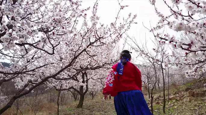 穿汉服奔跑的女子