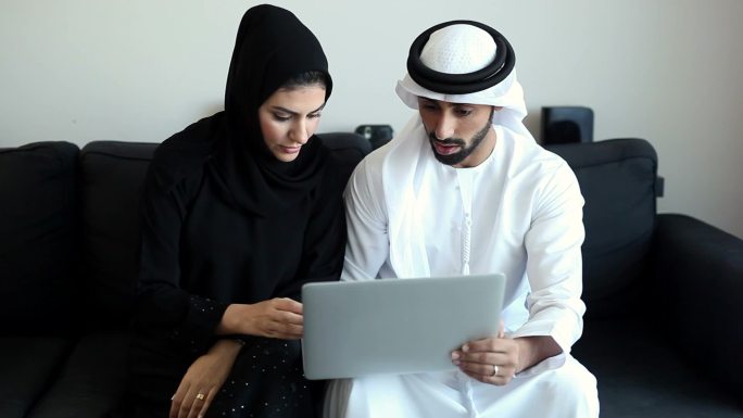 夫妇在笔记本电脑上观看照片和视频