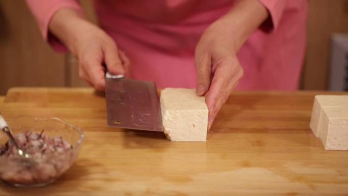 厨师切豆腐制作酿豆腐块 (4)