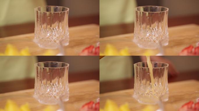 玻璃杯里倒果汁 (2)