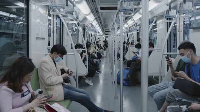 地铁行进时车厢内镜头看手机