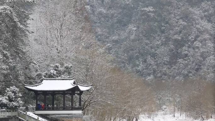 江南冬天雪后山林小亭风景