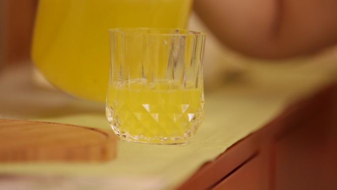 玻璃杯倒果汁喝果汁橙汁菠萝汁芒果汁