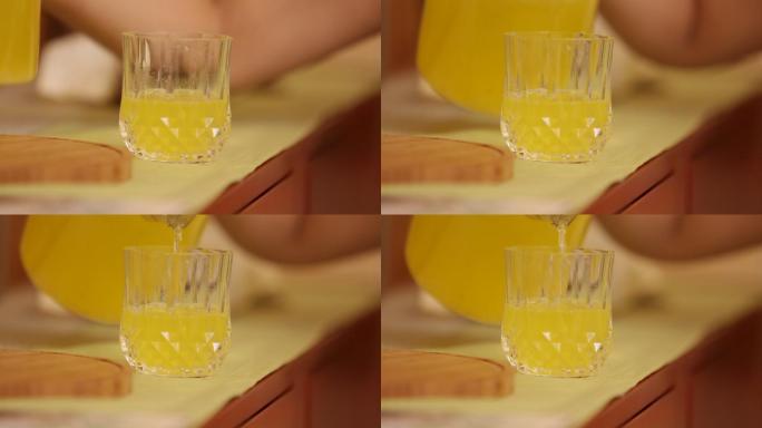 玻璃杯倒果汁喝果汁橙汁菠萝汁芒果汁