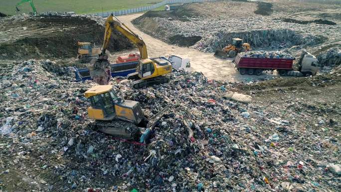 城市垃圾场。挖掘机生态整治环保治理