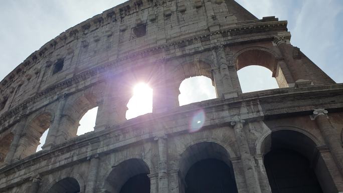 一缕阳光穿过意大利罗马斗兽场的拱门。