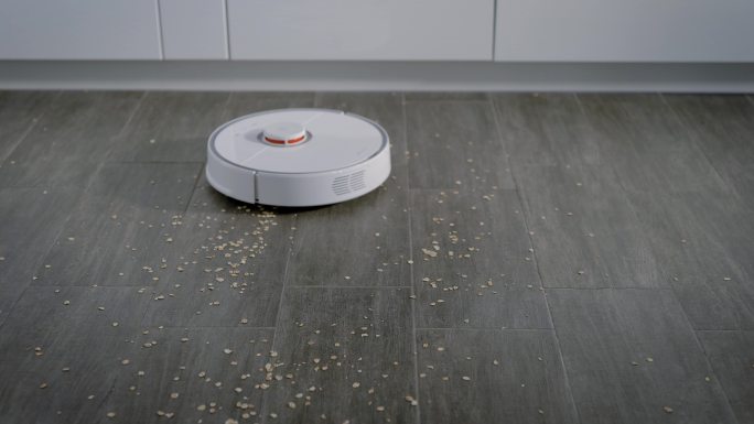 机器人吸尘器，在家里清理脏地板