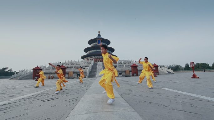 在天坛祈年殿表演武术的孩子