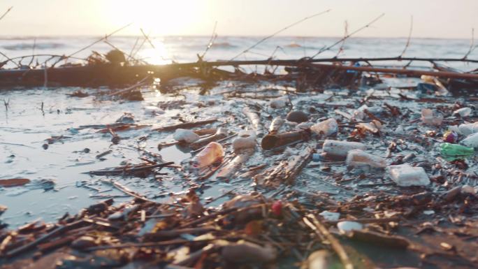 塑料垃圾倾倒在海滩和海洋中