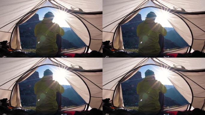 日出时，登山者在帐篷里醒来