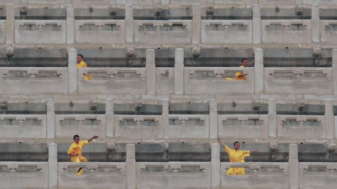 在天坛祈年殿表演武术的孩子