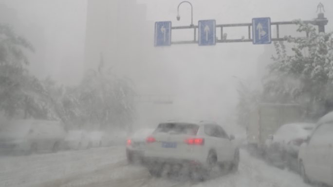 4k拍摄雪中在积雪路面行驶的车辆，实时。