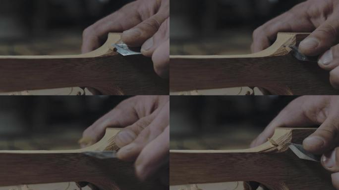 木匠用刀加工木梁。