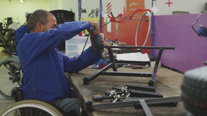 工作中的残疾人身残志坚社会包容性生产车间
