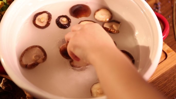 把香菇复水 (1)