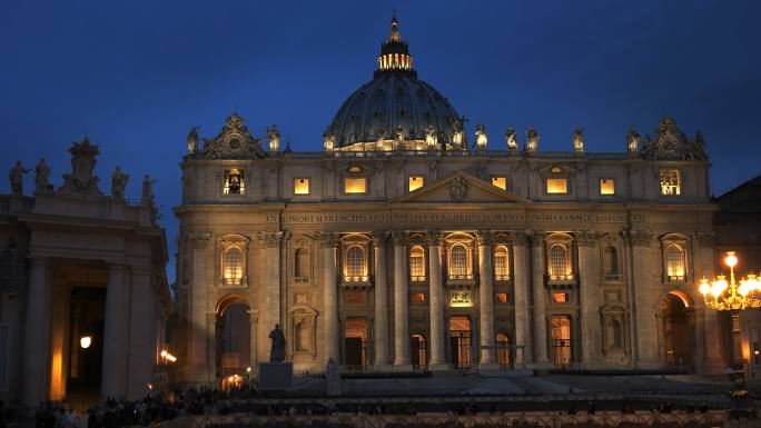 罗马圣彼得大教堂外的夜间特写