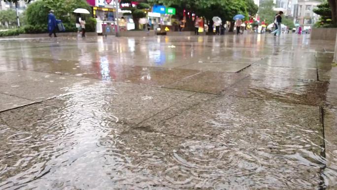 街道下雨场景