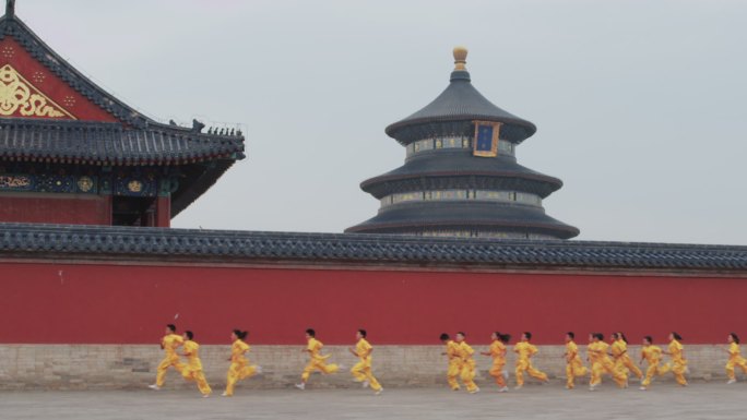 一群穿黄色练功服的孩子在天坛奔跑