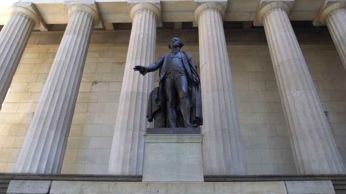 乔治·华盛顿雕像门前黑色